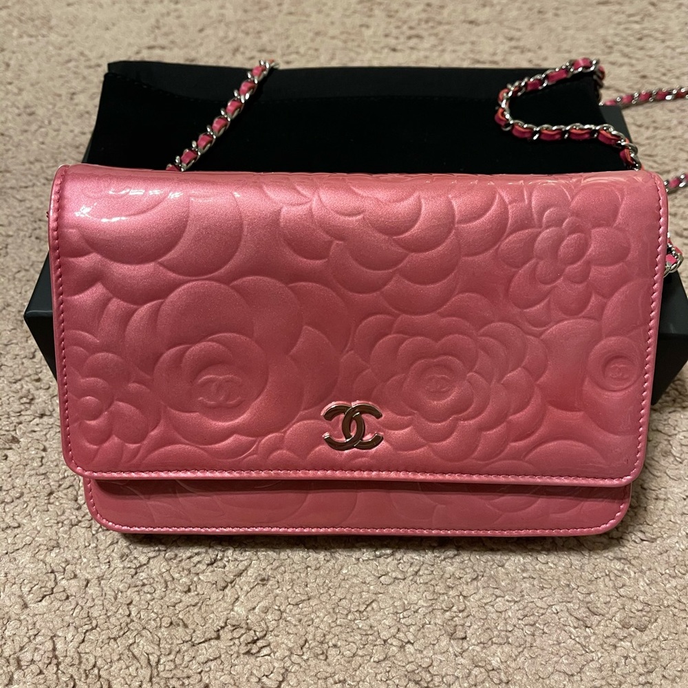 Authentic Chanel wallet on chain. Good condition.